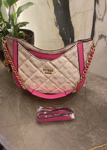 Pembe Zincir Detaylı Guess Kadın Çanta