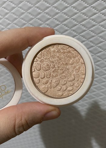 Altın Renkli Aydınlatıcı - Görsel 2