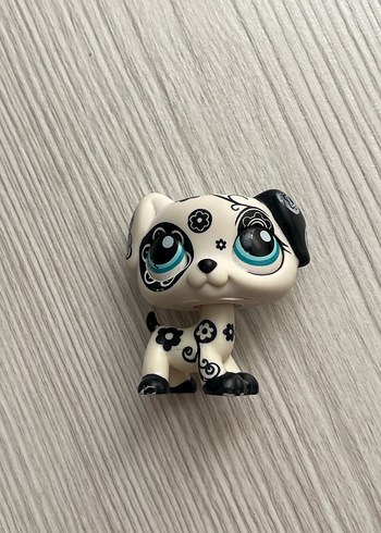 Beyaz ve Siyah Desenli Küçük Aksiyon Figürü
