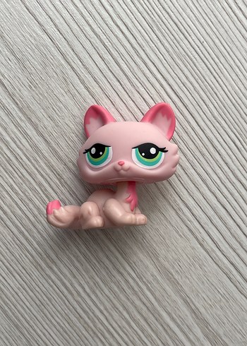  Beyaz ve Siyah Desenli Küçük Aksiyon Figürü