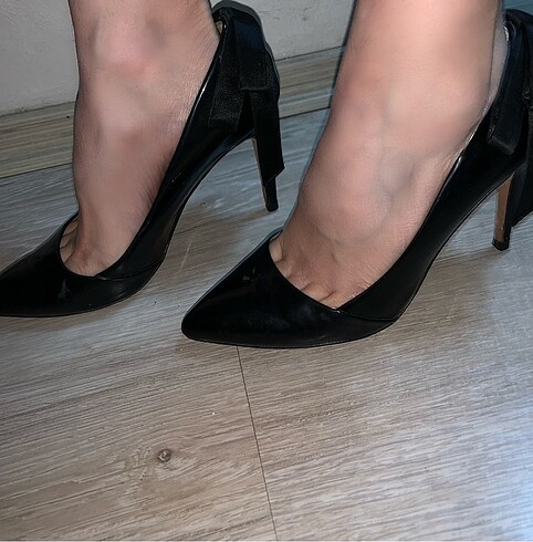 Siyah arkası kurdeleli Stiletto