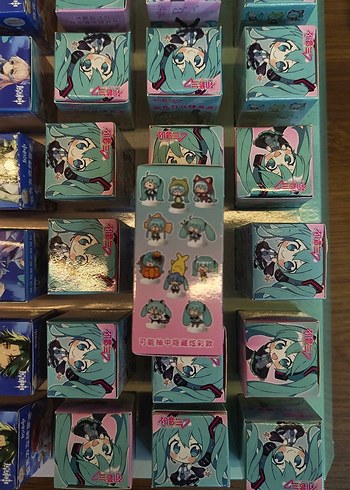 Miku-Genshin-Hello Kitty Sürpriz Figür - Görsel 5