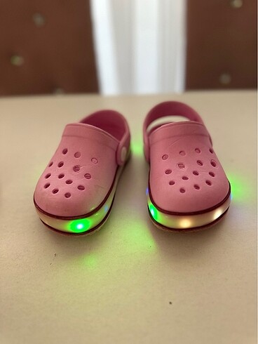 22-23 no ısıklı crocs