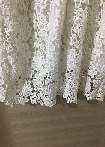 Dantelli Beyaz Midi Kolsuz Elbise - Görsel 5