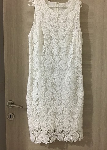 Dantelli Beyaz Midi Kolsuz Elbise - Görsel 4