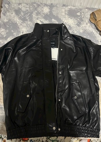 Bershka Siyah Deri Kadın Ceket, Yüksek Yakalı, Fermuarlı - Görsel 2