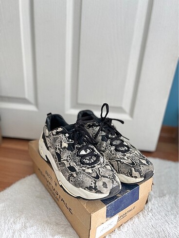 Bershka yılan derisi sneaker