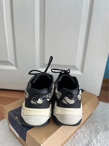 38 Beden Bershka yılan derisi sneaker