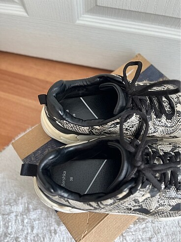 38 Beden siyah Renk Bershka yılan derisi sneaker