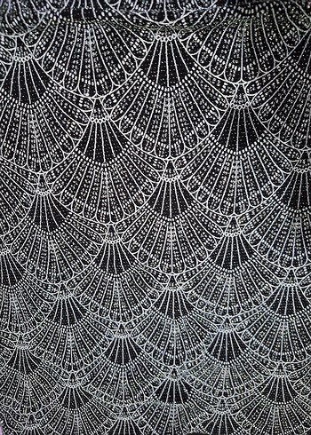 Dantel Detaylı Siyah Desenli parlak  Esnek kumaş Midi Etek - Görsel 2