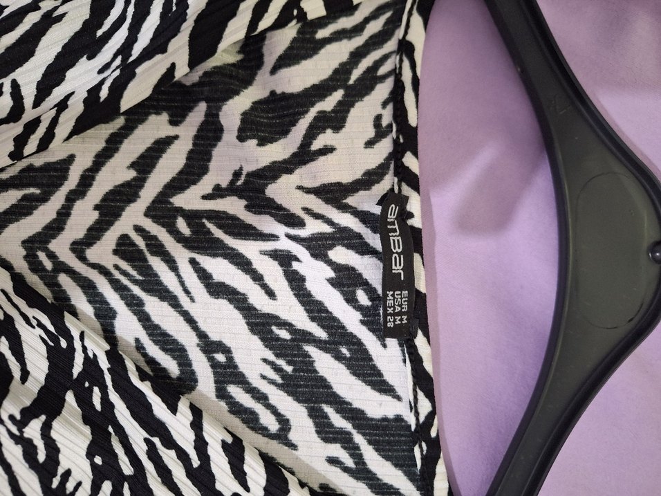 Zebra Desenli diz üstü elbise,esnek rahat kumaş v yaka - Görsel 2