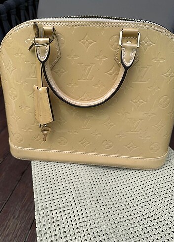 Louis Vuitton kol çantası