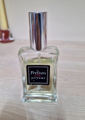 Kadın Parfümü Şişesi