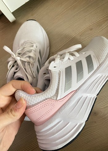 37 Beden beyaz Renk Adidas kadin spor ayakkabi