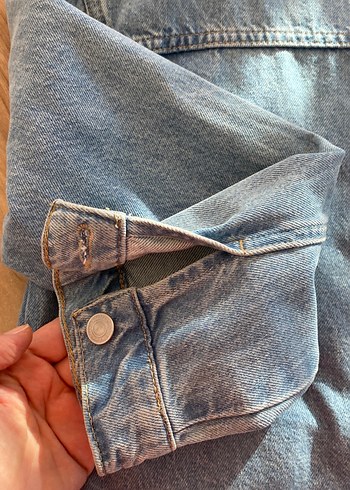 Düğmeli açık mavi kot ceket - Görsel 3