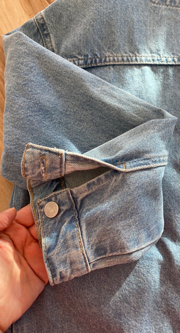 Düğmeli açık mavi kot ceket - Görsel 3