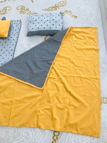 bebek alt değiştirme örtüsü ve yastığı..battaniye ve yastığı