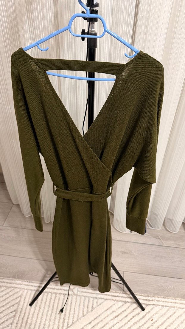 Hakki Yeşil V Yakalı Kuşaklı Uzun Triko Elbise - Görsel 3