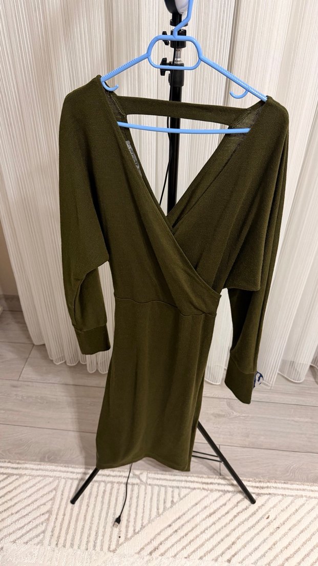 Hakki Yeşil V Yakalı Kuşaklı Uzun Triko Elbise - Görsel 2