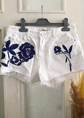 Nakışlı Beyaz Bohem Mini Kot Şort