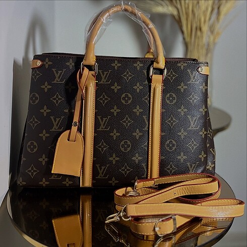 LOUİS VUITTON