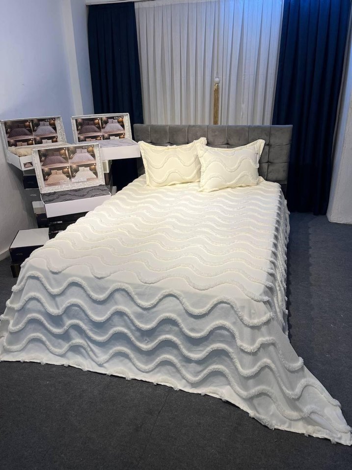 Nakışlı Beyaz Gri Yatak Örtüsü - Görsel 4