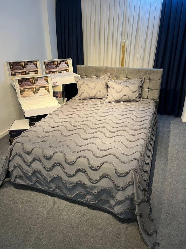 Nakışlı Beyaz Gri Yatak Örtüsü - Görsel 3