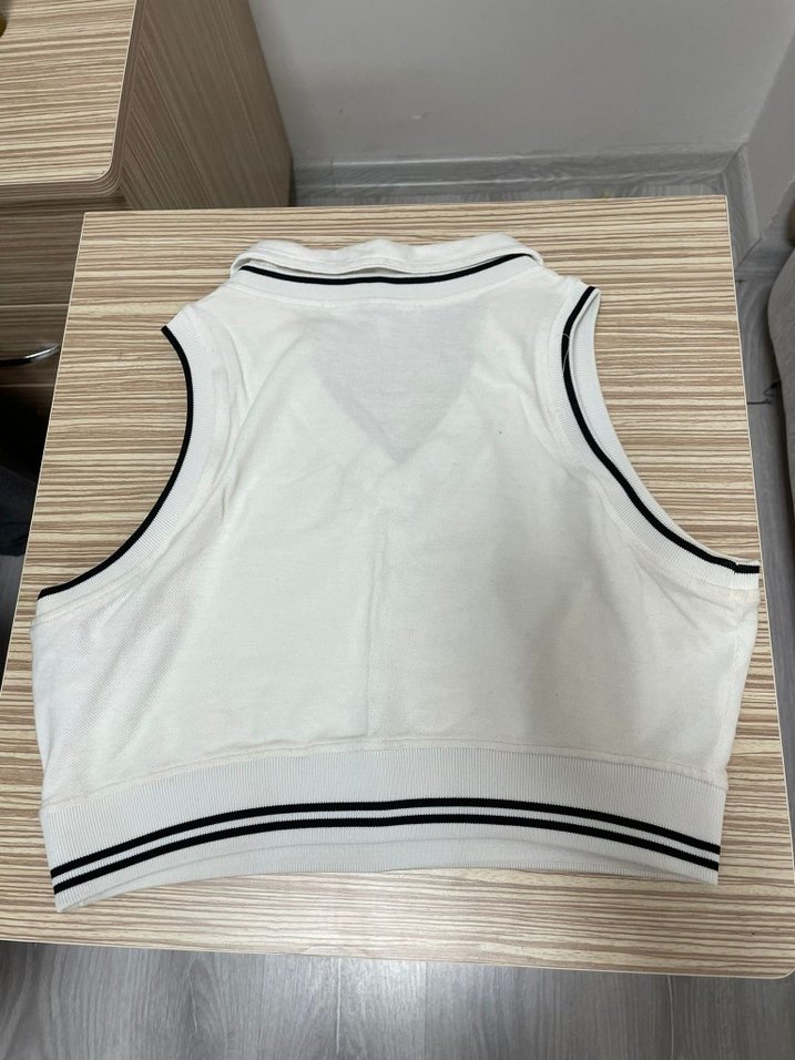 Beyaz V Yakalı Kolsuz Kadın Atlet - Görsel 2