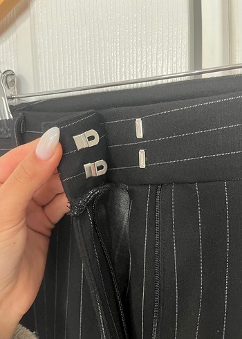 Kadın Gri Çizgili Pilili Kumaş Pantolon - Görsel 2