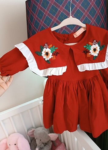 Kırmızı yaka detaylı nakışlı bebek elbisesi
