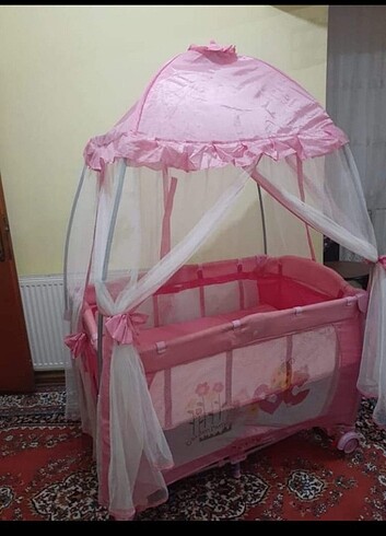 Kız bebek yatağı