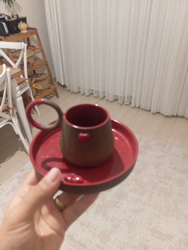 Kırmızı Kalp Detaylı Seramik Fincan ve Tabak - Görsel 2