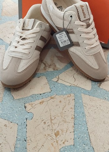 Gri Baskılı Beyaz Kadın Spor Ayakkabı