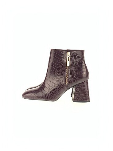 Stradivarius Bot %70 İndirimli.