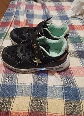 27 Beden Siyah Işıklı Cool spor 27