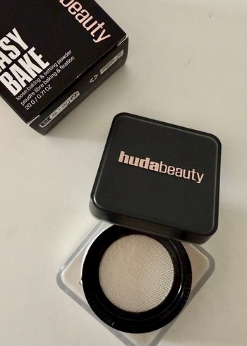 Huda Beauty Easy Bake Pudra - Bej - Görsel 3