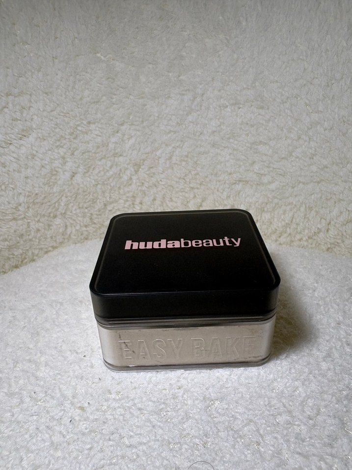 Huda Beauty Easy Bake Pudra - Bej - Görsel 2