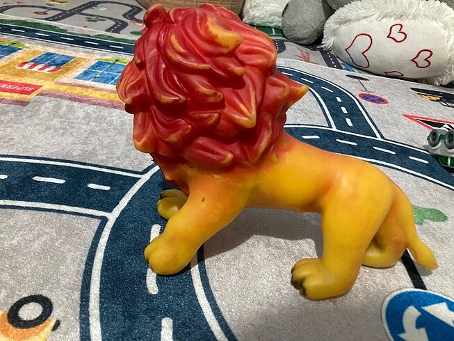  Aslan et oyuncak
