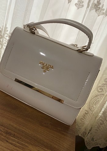Prada Beyaz Parlak Deri El Cantasi