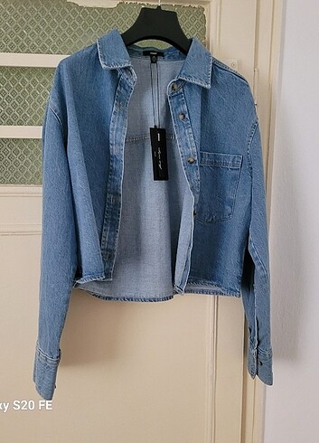 Mavi crop denim gömlek 