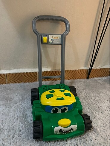 Oyuncak çim biçme makinesi