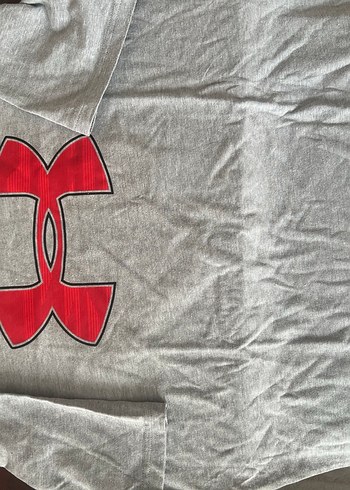 Under Armour Gri Üzerinde Kırmızı Logolu Tshirt - Görsel 3