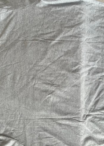 Under Armour Gri Üzerinde Kırmızı Logolu Tshirt - Görsel 4