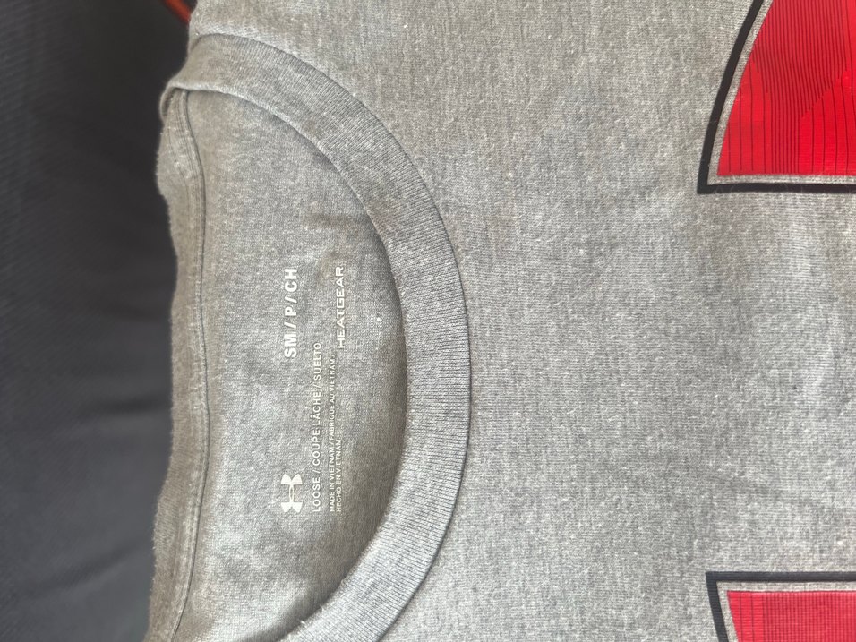 Under Armour Gri Üzerinde Kırmızı Logolu Tshirt - Görsel 2