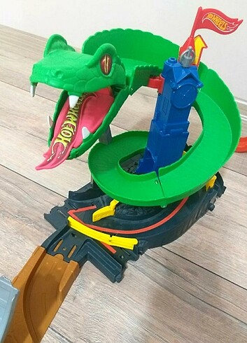 Hot Wheels yılan figürlü oyun seti