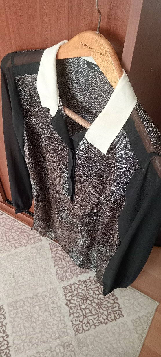 Dantel Detaylı Yılan Desenli Gömlek - Görsel 3