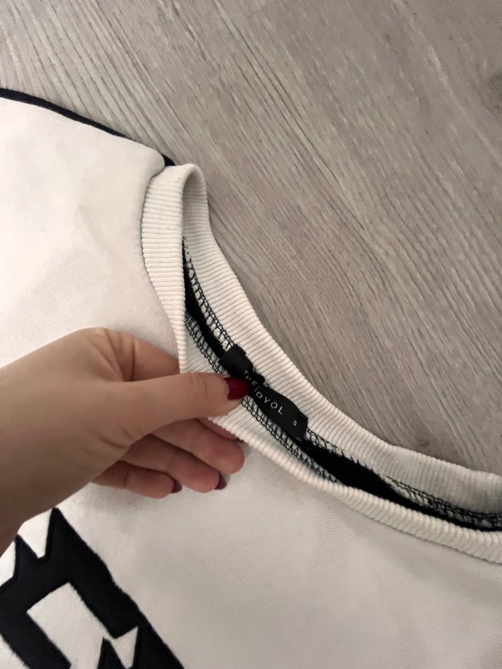 Siyah-Beyaz Crop Kesim Kadın Sweatshirt - Görsel 3