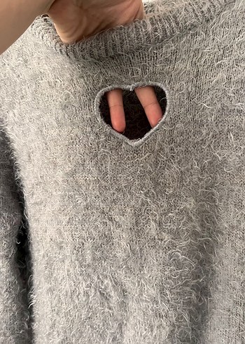 Gri Yuvarlak Yaka Kalp Detaylı Triko Kazak - Görsel 3