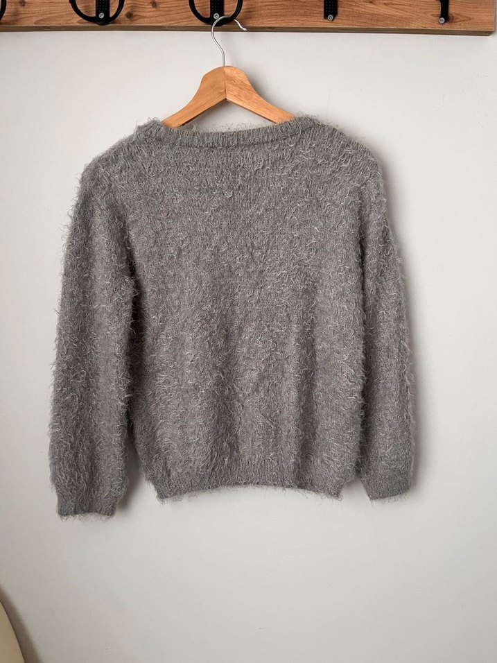 Gri Yuvarlak Yaka Kalp Detaylı Triko Kazak - Görsel 2