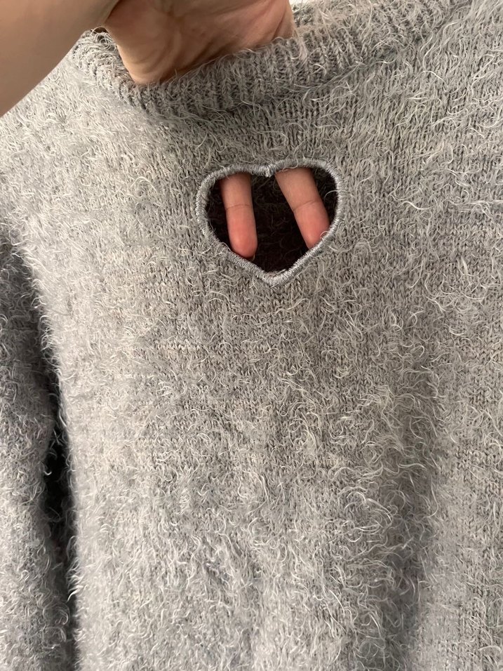 Gri Yuvarlak Yaka Kalp Detaylı Triko Kazak - Görsel 3